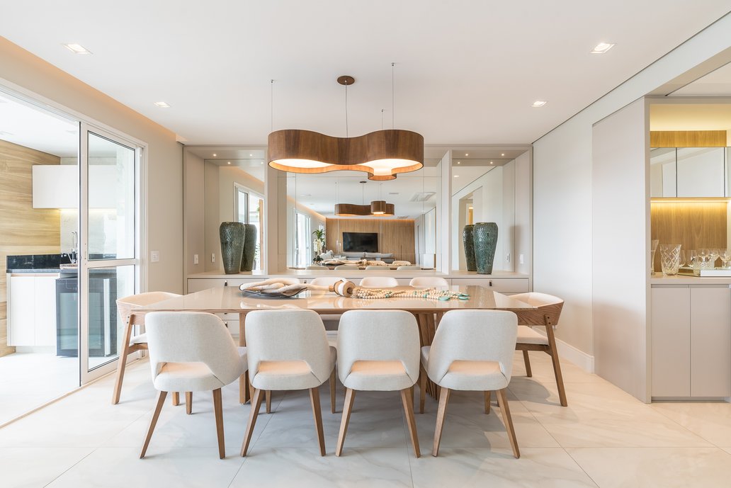 No piso, porcelanato Bianco Covelano, acabamento natural.