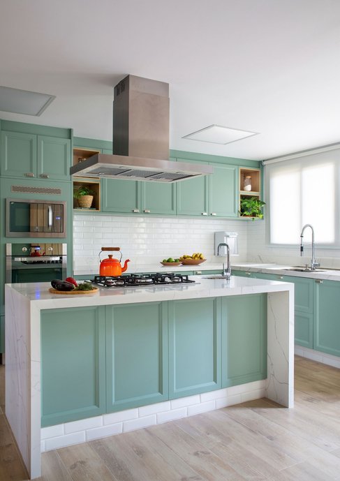 Cozinha de casa de praia; armários planejados verde claro, verde menta, verde mint.