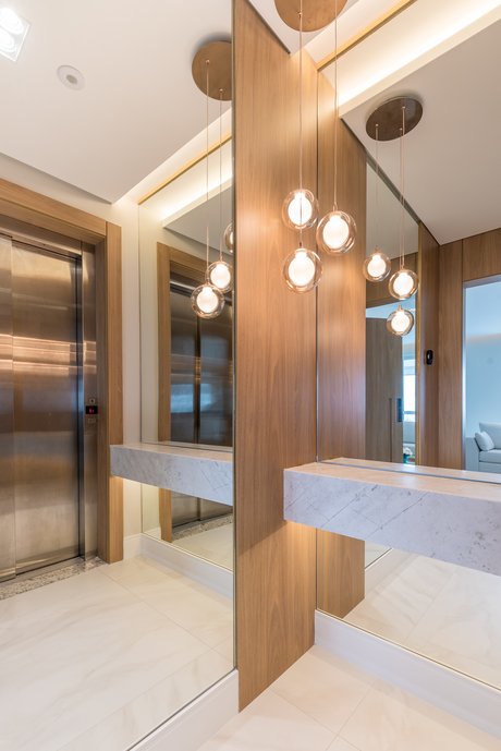 Piso em porcelanato Bianco Covelano, acabamento natural.