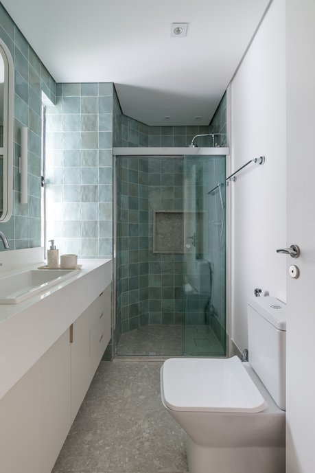Banho para uma bebê mesclando o colorido do gouache nas paredes com a neutralidade do pietra lombarda no piso e no nicho