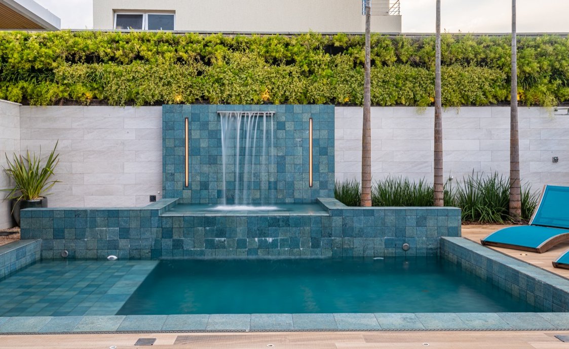 Piscina com prainha e spa