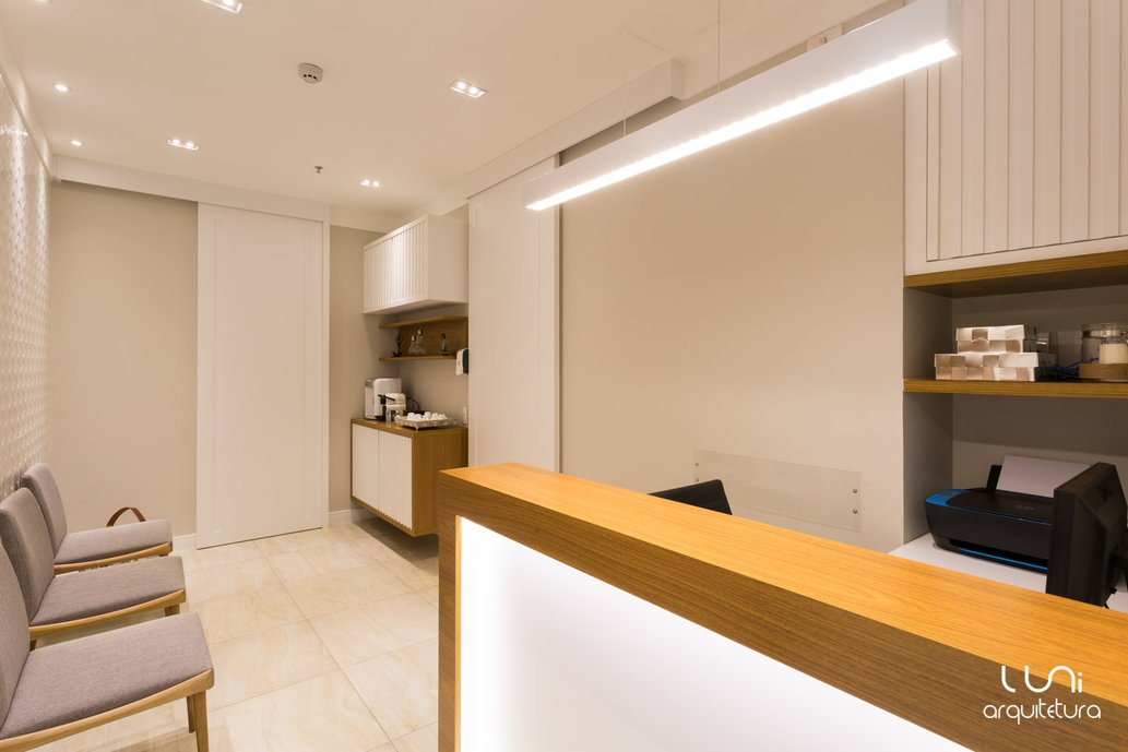 CONSULTÓRIO DE CARDIOLOGISTA COM PISO PORCELANATO TRAVERTINO