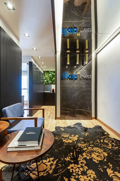 Recepção da Agencia Allkap Invest com destaque para o painel em porcelanato Nero Marquina