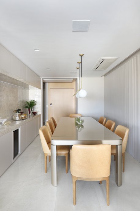 Sala sofisticada em tons de bege e dourado, utilizando piso Beige Versailles Polido. Foto: Mariana Orsi Fotografia