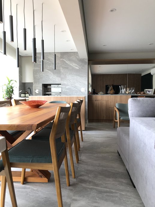 Uma das soluções para integrar os ambientes de forma harmônica, foi utilizar o mesmo revestimento no piso e na parede, o GRAY MARBLE 120X120 CM, NATURAL RETIFICADO.