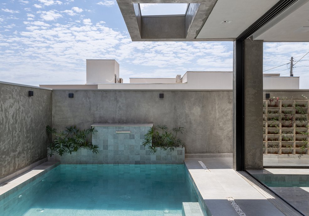 A residência L.A
O projeto visa garantir uma relação constante com a natureza em todas as funções da casa, pois isso cria bem-estar e qualidade de vida para os moradores. A primeira definição da casa