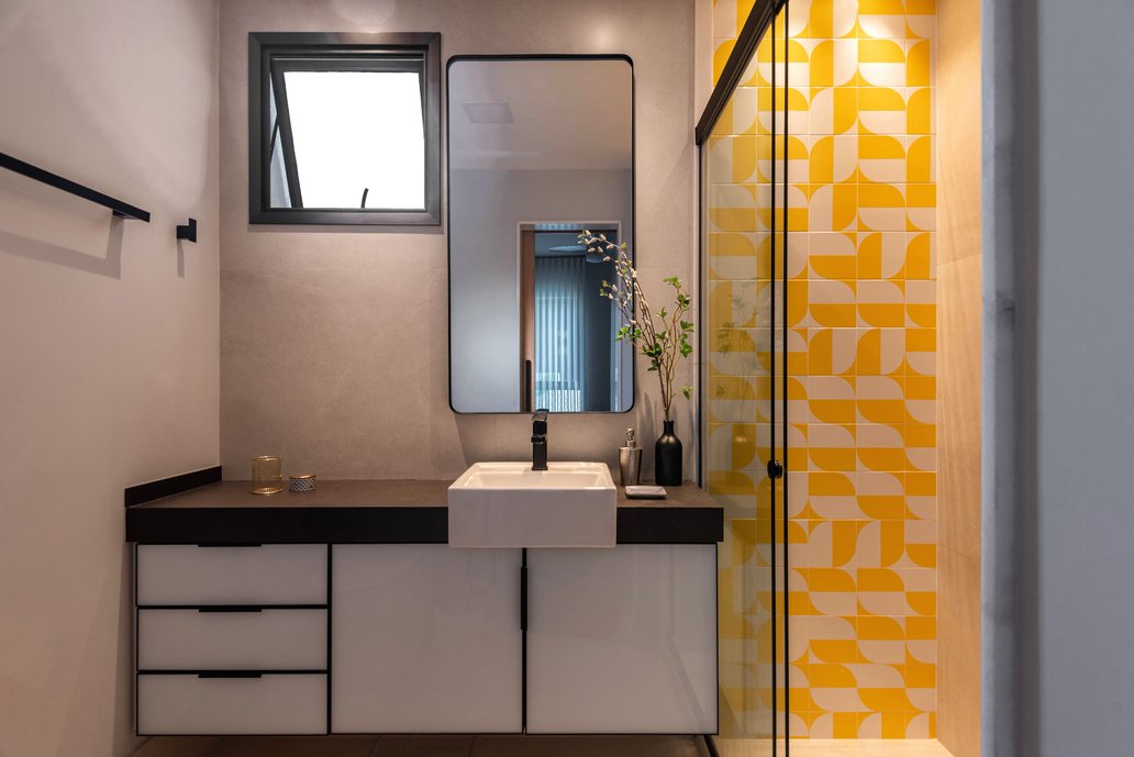 Detalhe para a parede com a linha Athos Bulcão e para a bancada executada em porcelanato.
Projeto Tatiana Pradal
Foto Giovana Gonçalves