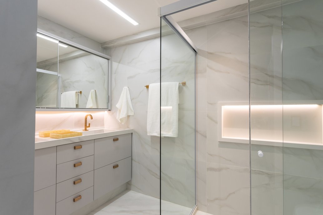  WC desenvolvido para um casal jovem e moderno. Escolhas cleans e acabamentos no dourado trazendo elegância ao ambiente.