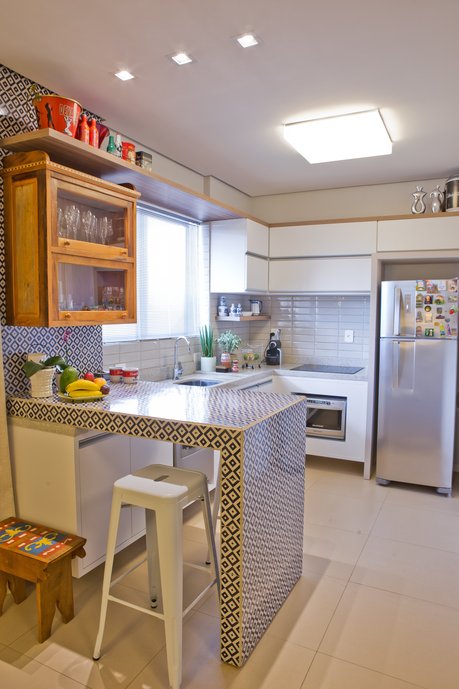 cozinha integrada de apartamento com revestimento cobogó indigo e liverpool