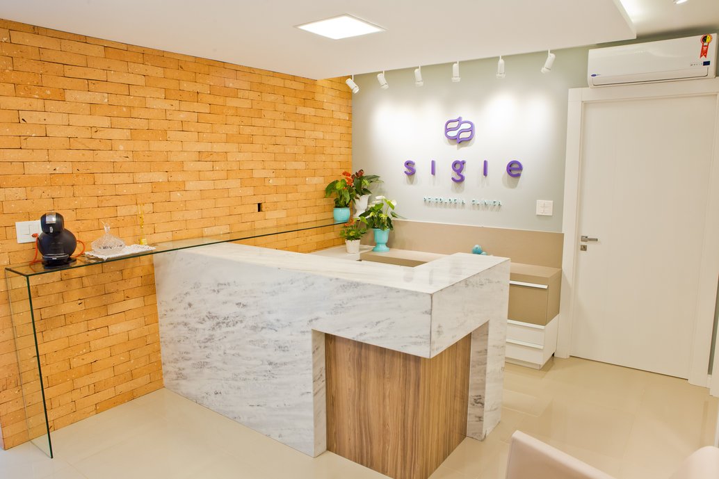 recepção de consultório de psicologia com o revestimento Terracotta ALPINE 07X23 NAT
