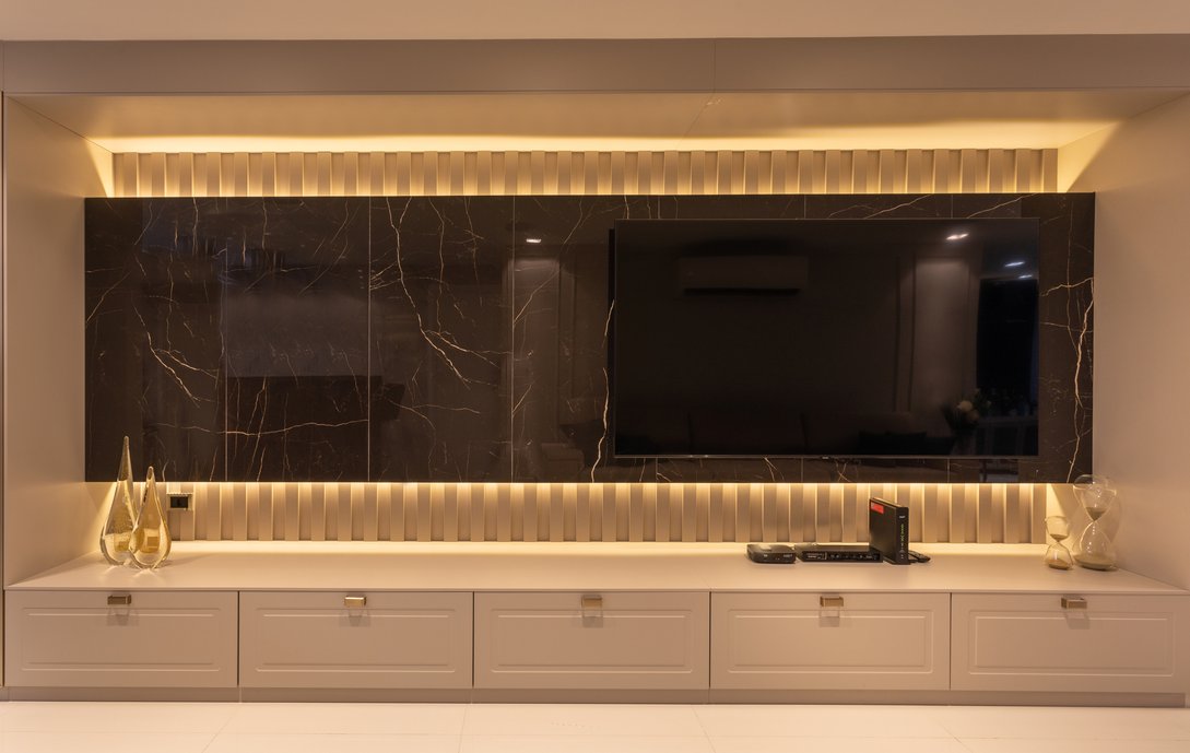 Painel TV executado no porcelanato Nero Venato