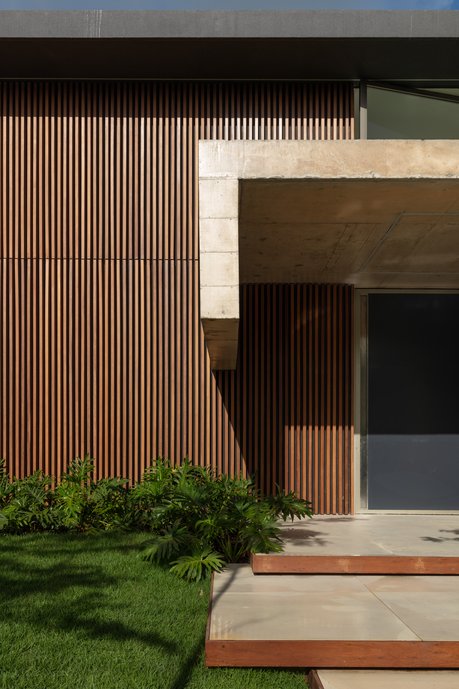 Casa de praia localizada na Praia do Toquinho - PE, vencedora do prêmio Best Architecture Single House Brazil da America's Property Award. Fotos por @paulohigornunes