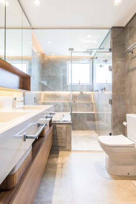 Ao fundo, nicho em porcelanato St. Martin com led.