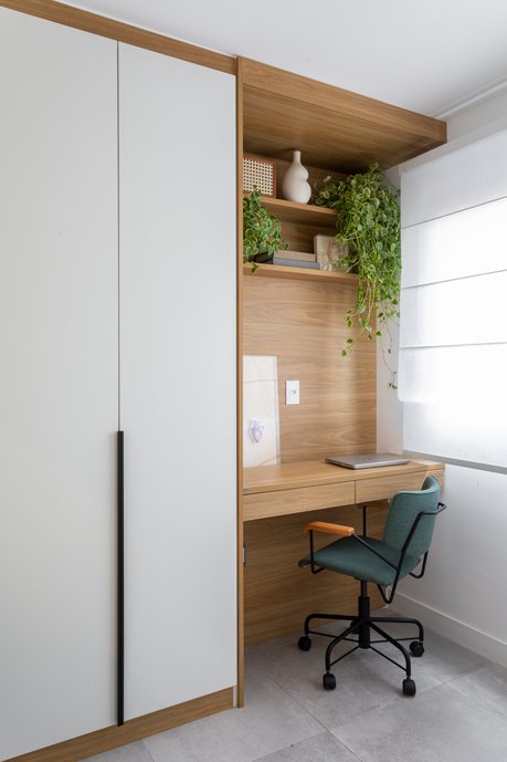 Home office no quarto.
