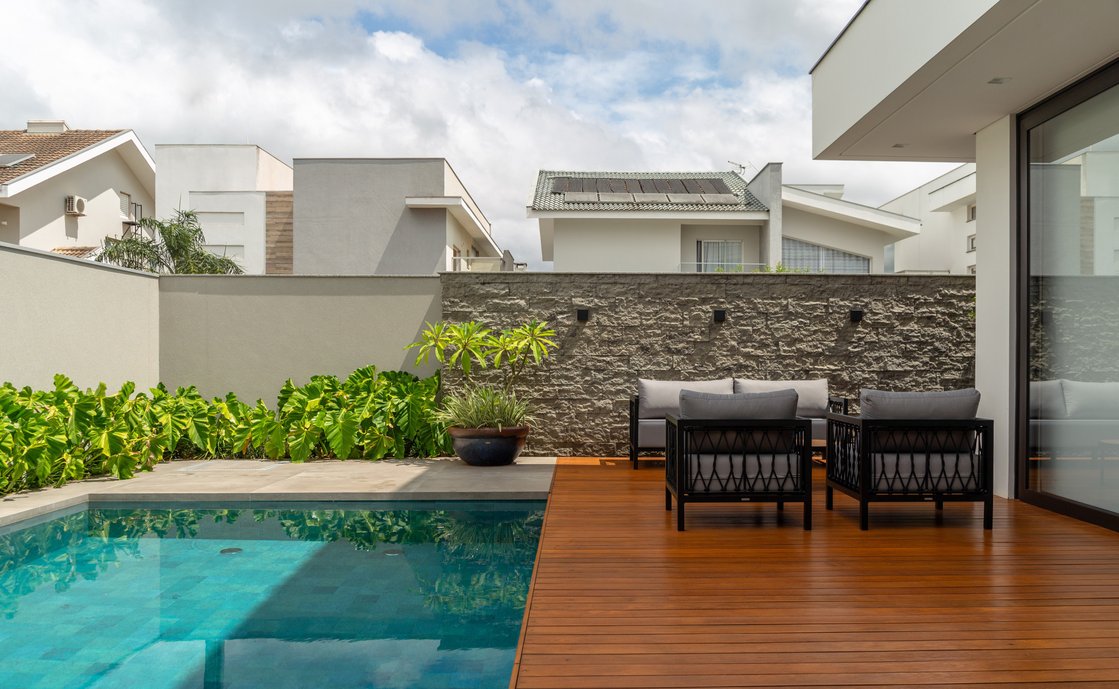 Área da piscina com espaço de descanso e contemplação 