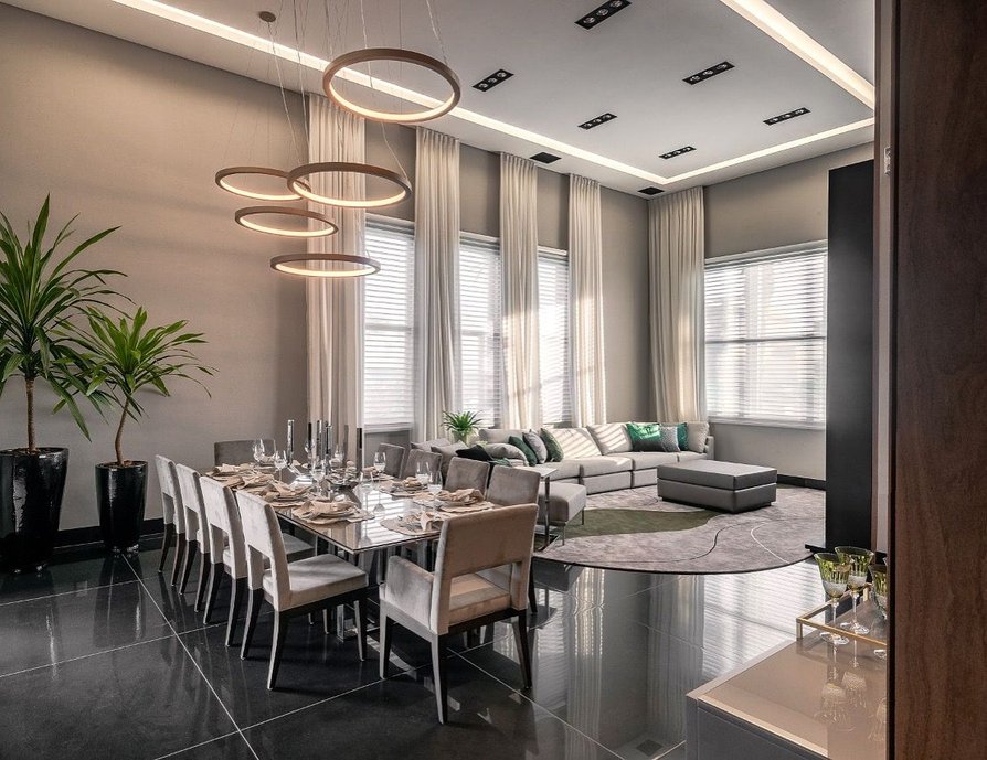 Sala de jantar e TV com piso polido preto - Piso: Made Graphite Polido (Portobello)
