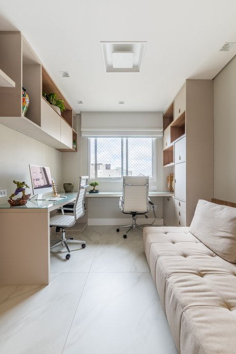 Ambiente multifuncional com Home Office e Dormitório de visitas.