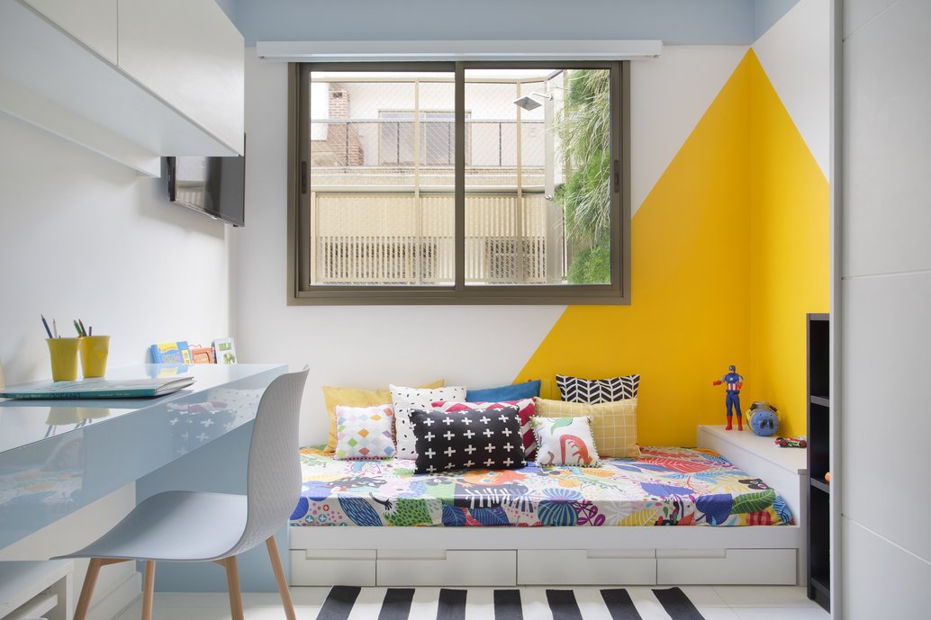 Pintura de triângulo na parede. Quarto de infantil.