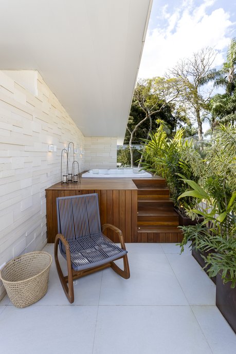 Área de descanso, com spa e vegetação tropical.