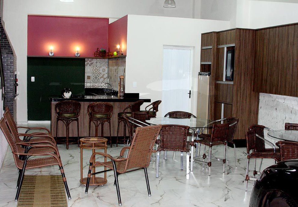 Área de festas ousada: churrasqueira preta, retrô mix, piso Bianco Paonazzetto e Mosaico Paonazzetto.