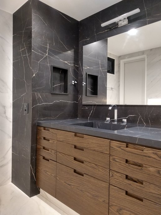 No Banheiro da Suíte do Casal a bancada também é em porcelanato!