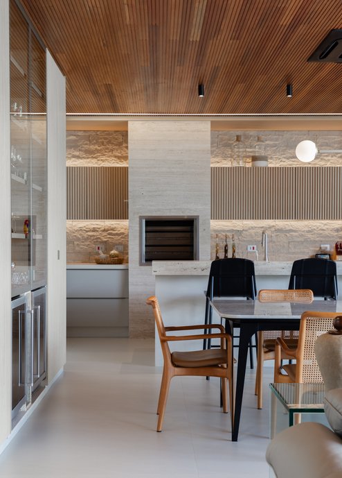 A cozinha gourmet com churrasqueira, abriga todos os equipamentos e armários para o uso do dia a dia. Uma ilha com cook top e a pia se torna o espaço para reunião da familia e amigos ao seu redor.