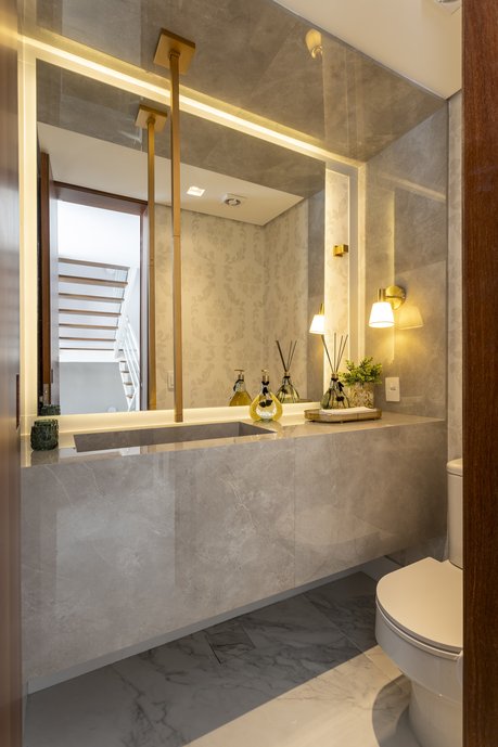 Lavabo com pórtico e bancada em porcelanato esculpido.