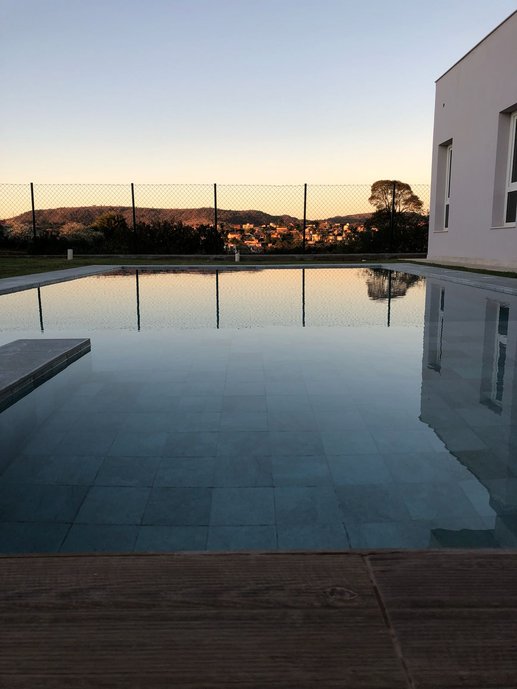 Piscina em Barlavento Gris e Deck Ecowood 2.0 Canela