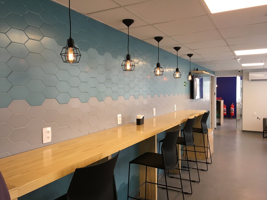 Parede revestida com degradê de Chez moi da area de vivência do Coworking