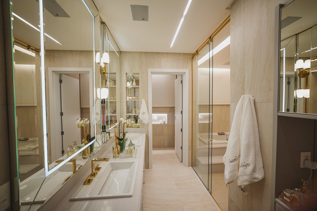 Sala de Banho com Tv, banheira, reservado e espaço make. Fotógrafo @cleytonfotografia