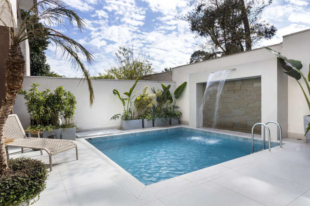 Área Externa com cascata e piscina