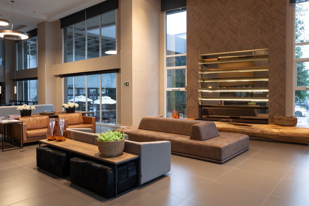 Em sua área social, o hotel possui amplo lobby com lareira e espaço business. 