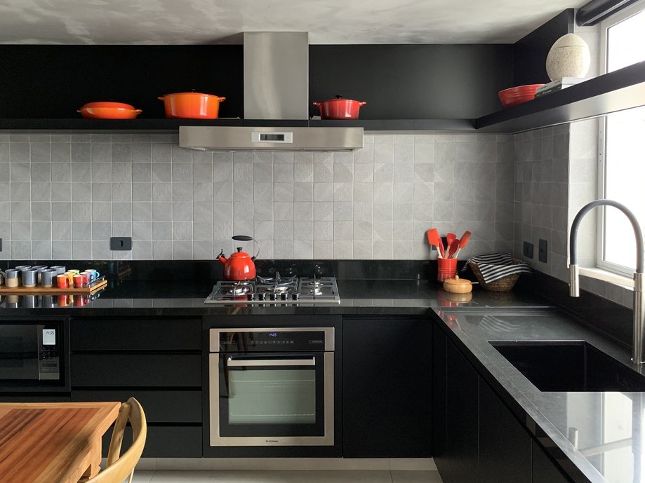 A cozinha KR foi projetada para trazer a personalidade dos clientes à esse ambiente. Optamos por utilizar tons neutros, onde a decoração daria o toque de cor. O revestimento Paisano Mix Acero foi perfeito para esse conceito pois apesar de ter um tom neutro, o jogo de texturas diferentes que ele apresenta quebra a possível monotonia do cinza. No piso utilizamos o porcelanato Berliner Weiss que se encaixou perfeitamente ao projeto.