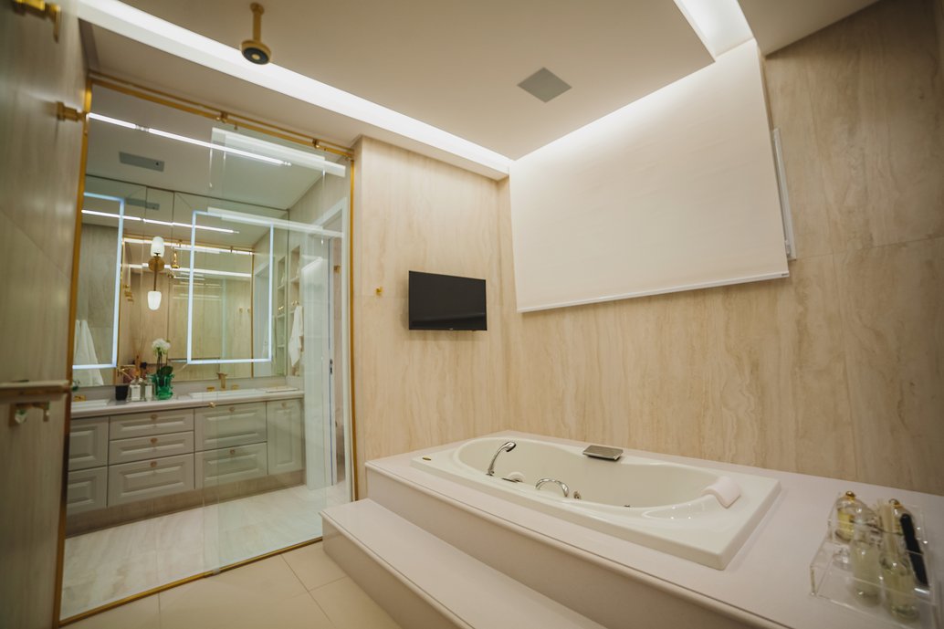Sala de Banho com Tv, banheira, reservado e espaço make. Fotografo @cleytonfotografia