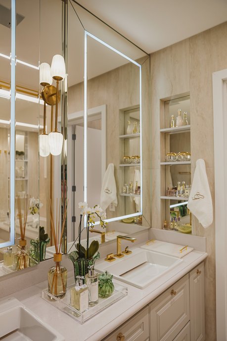 Sala de Banho com Tv, banheira, reservado e espaço make, led no espelho, banheiro luxuoso. Fotógrafo @cleytonfotografia