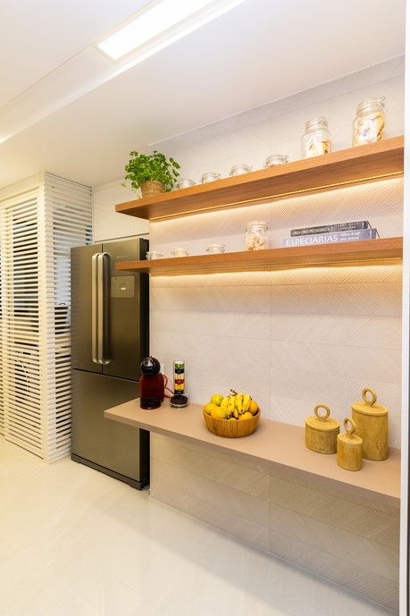 Aquele cantinho que toda cozinha deveria ter. Uma bancadinha de refeições rápida e café. O revestimento MS. BARCELONA CRISTAL VIC destaque esse cantinho com muito charme.