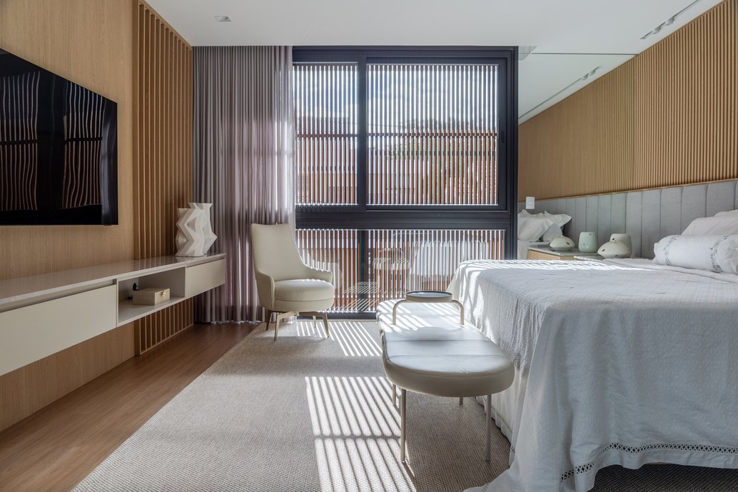 
Com uma mistura sutil de tons neutros e detalhes refinados, este quarto de casal emana conforto e elegância.