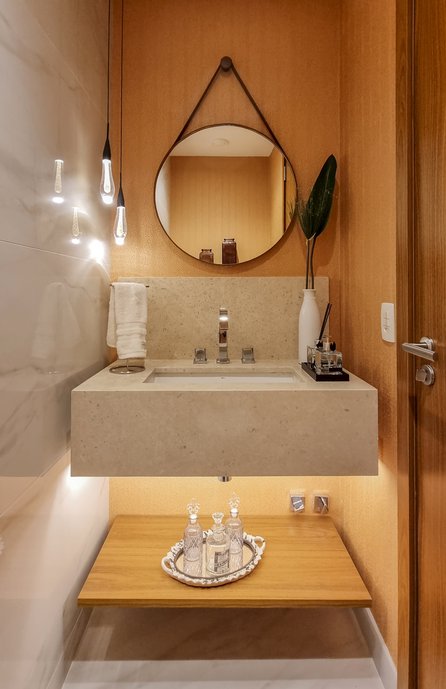 Lavabo revestido em porcelanato no piso e na pared e formando painel