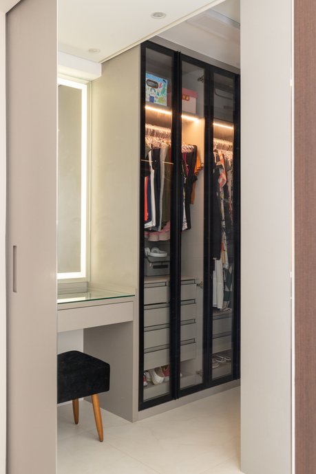 Apartamento F&H-Penteadeira e camarim desenhados para a cliente. Armários com portas de vidro.