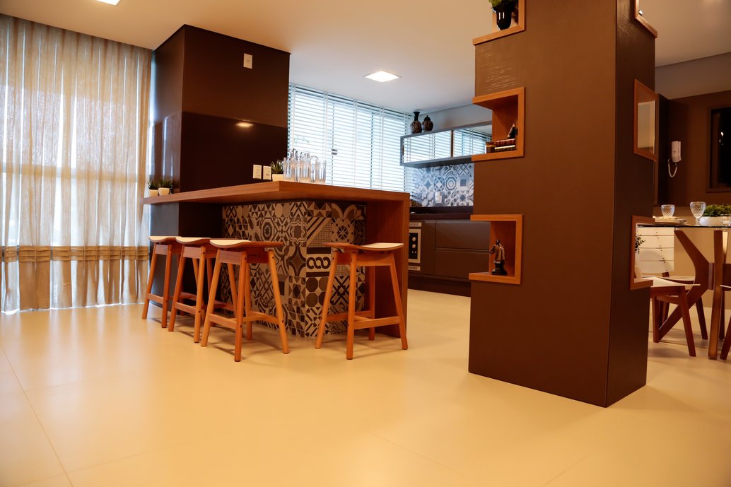 Espaço Gourmet com piso Porcelanato Mineral Nude 90x90 NAT RET, e ladrilhos Rio Retro Mix Cinza 60x60 NAT RET.