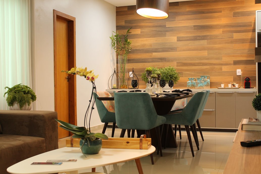 Sala de Estar e Jantar pensada para trazer o toque aconchegante e acolhedor da natureza para o interior da residência. Para ressaltar o revestimento amadeirado foram utilizados os tons de verde branco e azul