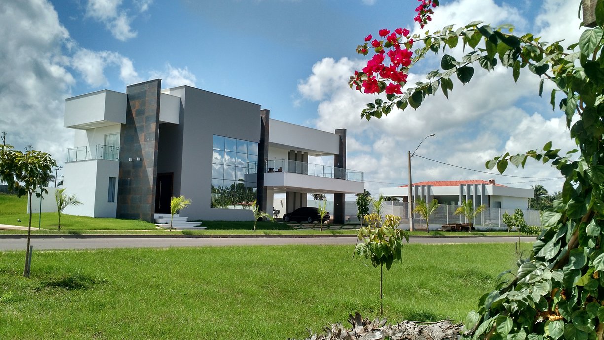Fachada de residência unifamiliar em condomínio horizontal.