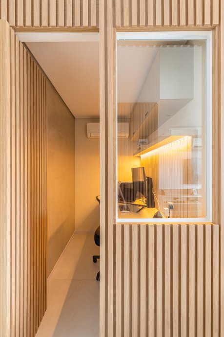 Apartamento F&H - Escritório construído, porta camuflada.