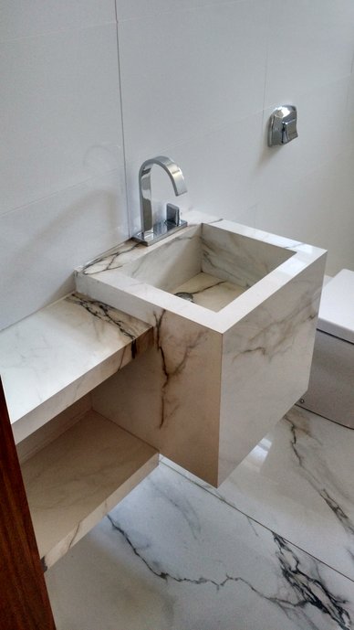 Banheiro Social com cubas e nichos esculpidos em porcelanato - Bianco Paonazzetto