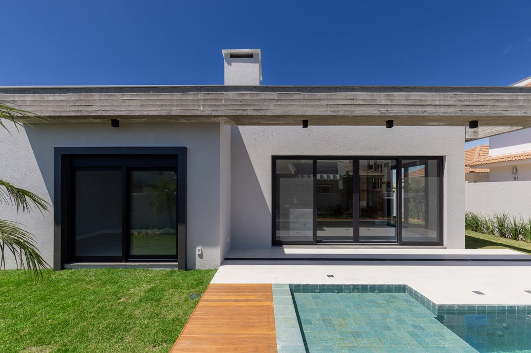 Fachada de Fundos e piscina