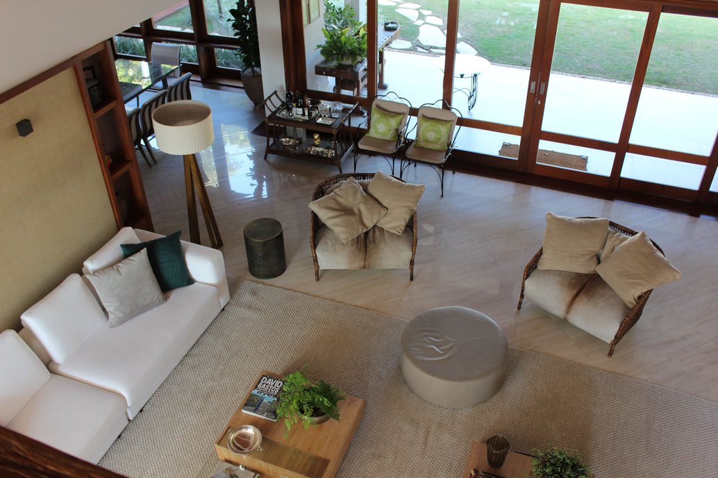 SALA ESTAR COM PISO TRAVERTINO NAVONA BIANCO 0.60 X 1.20 POLIDO ASSENTADO NO SENTIDO DIAGONAL COM BORDA DE MADEIRA NATURAL IPÊ
