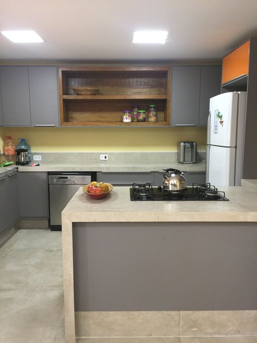 COZINHA COM PISO E BANCADA EM PORCELANATTO CONCRETISSIMA 0.90 X 0.90