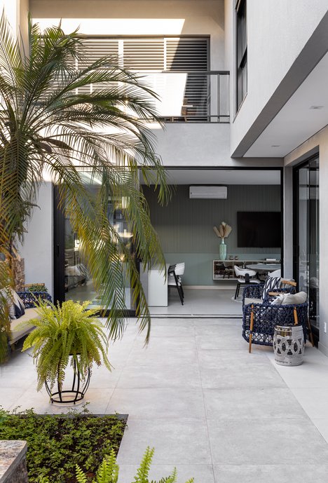 Este é outro pátio interno e ajardinado da casa, para o qual convergem sacada da suíte master, janelas das demais suítes e aberturas dos ambientes sociais integrados.