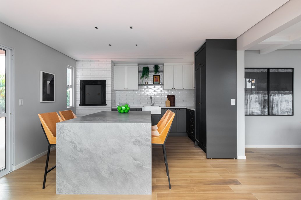 Espaço Gourmet com bancada no porcelanato Bleu de Savoie NAT 120x120 e revestimento na churrasqueira e rodapia no porcelanato Liverpool white 07x24cm