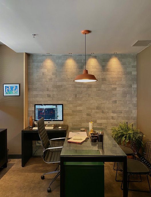 Sala de projetos composto de revestimentos Portobello aliados com pontos de cores terrosas.
